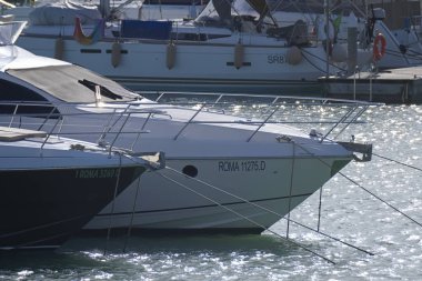 İtalya, Sicilya, Akdeniz, Marina di Ragusa (Ragusa Eyaleti); 4 Kasım 2019, limanda lüks yatlar