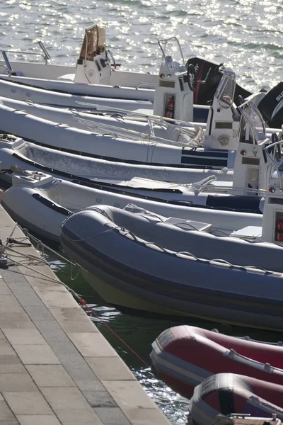 Italien Sicilien Medelhavet Marina Ragusa Ragusaprovinsen November 2019 Gummibåtar Hamnen — Stockfoto