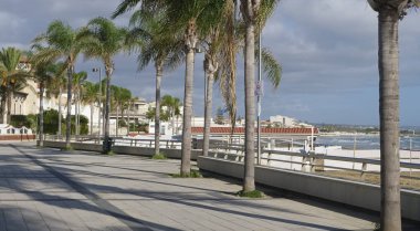 İtalya, Sicilya, Akdeniz, Marina di Ragusa (Ragusa Eyaleti), palmiye ağaçlı deniz manzarası