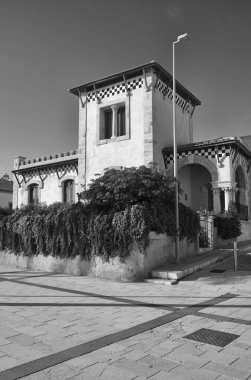 İtalya, Sicilya, Akdeniz, Marina di Ragusa (Ragusa Eyaleti), deniz kenarındaki eski bir evin cephesi. 