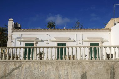 İtalya, Sicilya, Akdeniz, Marina di Ragusa (Ragusa Eyaleti), deniz kenarındaki eski bir evin cephesi. 