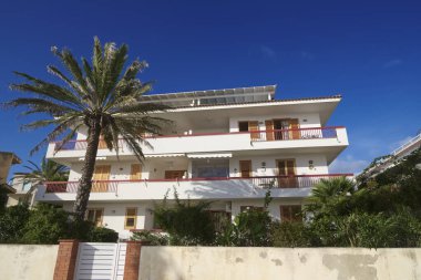 İtalya, Sicilya, Akdeniz, Marina di Ragusa (Ragusa Eyaleti), deniz kenarında inşa edilmektedir. 