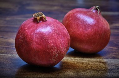 Nar ahşap bir masa üzerinde