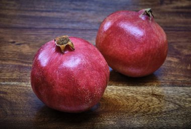 Nar ahşap bir masa üzerinde