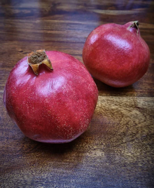 Granátová Jablka Dřevěný Stůl — Stock fotografie