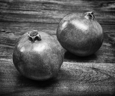 Nar ahşap bir masa üzerinde