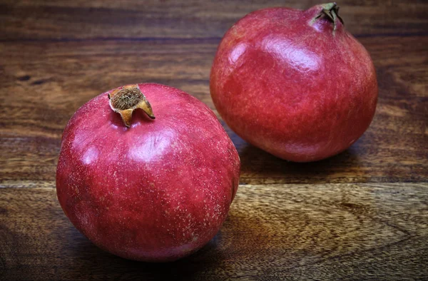 Granátová Jablka Dřevěný Stůl — Stock fotografie