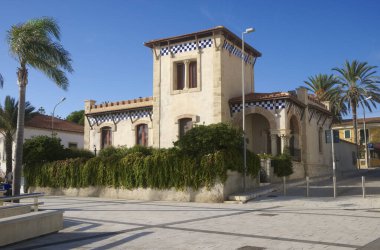 İtalya, Sicilya, Akdeniz, Marina di Ragusa (Ragusa Eyaleti), deniz kenarındaki eski bir evin cephesi. 