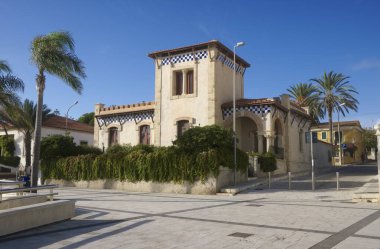 İtalya, Sicilya, Akdeniz, Marina di Ragusa (Ragusa Eyaleti), deniz kenarındaki eski bir evin cephesi. 