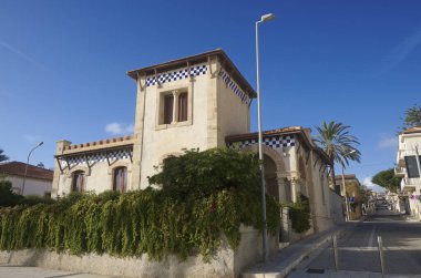 İtalya, Sicilya, Akdeniz, Marina di Ragusa (Ragusa Eyaleti), deniz kenarındaki eski bir evin cephesi. 