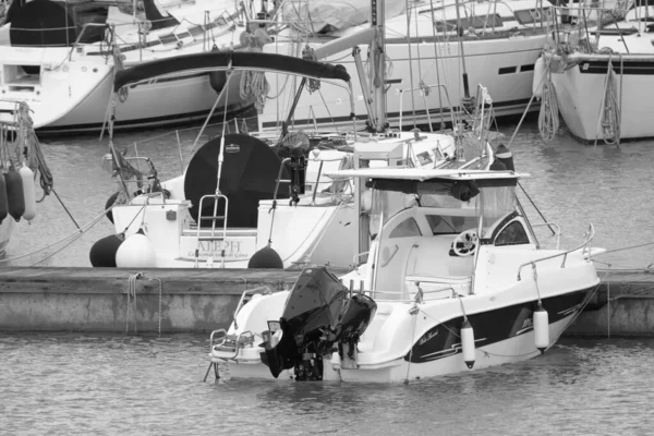 意大利 西西里 地中海 拉古萨港 拉古萨省 2019年11月9日 港口在雨天的汽艇和豪华游艇 — 图库照片