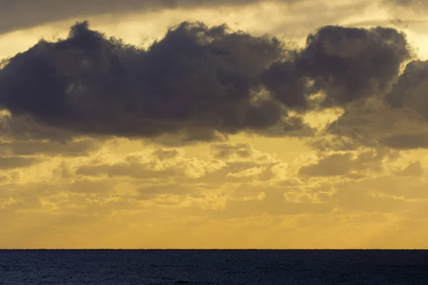 Talya Sicilya Akdeniz Gün Batımında Gökyüzünde Bulutlar — Stok fotoğraf