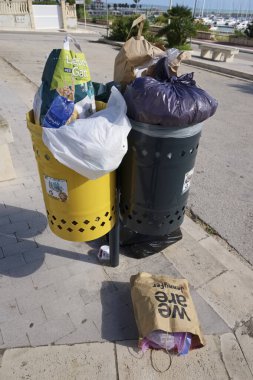 İtalya, Sicilya, Marina di Ragusa (Ragusa Eyaleti); 10 Kasım 2019, bir meydanda tam çöp konteynırları