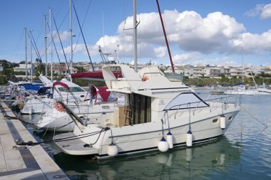 İtalya, Sicilya, Akdeniz, Marina di Ragusa (Ragusa Eyaleti); 10 Kasım 2019, limanda lüks yatlar