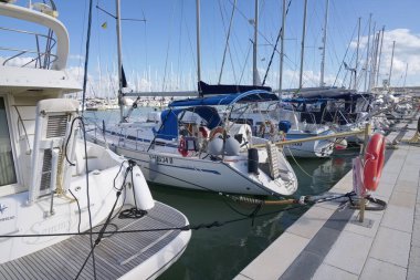 İtalya, Sicilya, Akdeniz, Marina di Ragusa (Ragusa Eyaleti); 10 Kasım 2019, limanda lüks yatlar