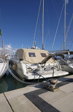 İtalya, Sicilya, Akdeniz, Marina di Ragusa (Ragusa Eyaleti); 10 Kasım 2019, limanda lüks yatlar