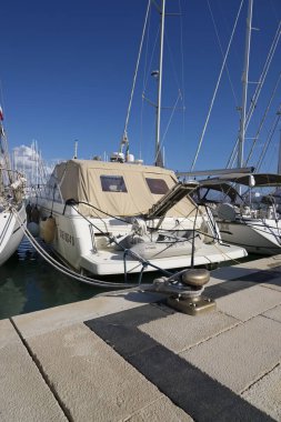 İtalya, Sicilya, Akdeniz, Marina di Ragusa (Ragusa Eyaleti); 10 Kasım 2019, limanda lüks yatlar