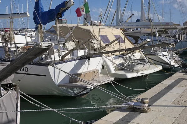 イタリア シチリア島 地中海 マリーナ ラグーザ ラグーザ州 11月2019 ポート内の高級ヨット 編集部 — ストック写真