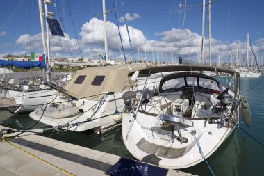 İtalya, Sicilya, Akdeniz, Marina di Ragusa (Ragusa Eyaleti); 10 Kasım 2019, limanda lüks yatlar