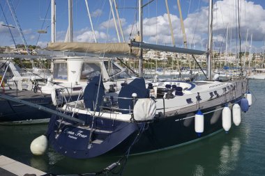 İtalya, Sicilya, Akdeniz, Marina di Ragusa (Ragusa Eyaleti); 10 Kasım 2019, limanda lüks yatlar