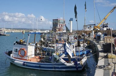 İtalya, Sicilya, Marina di Ragusa (Ragusa Eyaleti), 10 Kasım 2019, limanda Sicilya ahşap balıkçı tekneleri - Editör