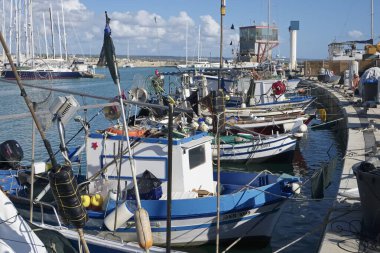 İtalya, Sicilya, Marina di Ragusa (Ragusa Eyaleti), 10 Kasım 2019, limanda Sicilya ahşap balıkçı tekneleri - Editör