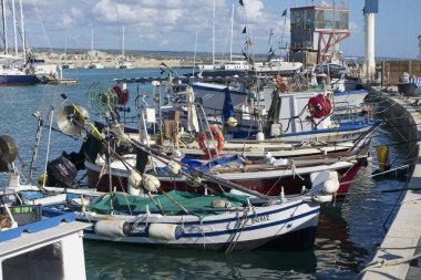 İtalya, Sicilya, Marina di Ragusa (Ragusa Eyaleti), 10 Kasım 2019, limanda Sicilya ahşap balıkçı tekneleri - Editör