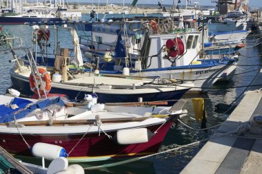 İtalya, Sicilya, Marina di Ragusa (Ragusa Eyaleti); 10 Kasım 2019, limanda Sicilya ahşap balıkçı tekneleri - Editör
