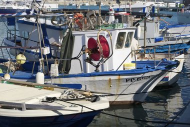 İtalya, Sicilya, Marina di Ragusa (Ragusa Eyaleti); 10 Kasım 2019, limanda Sicilya ahşap balıkçı tekneleri - Editör