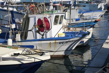 İtalya, Sicilya, Marina di Ragusa (Ragusa Eyaleti); 10 Kasım 2019, limanda Sicilya ahşap balıkçı tekneleri - Editör