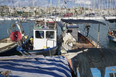 İtalya, Sicilya, Marina di Ragusa (Ragusa Eyaleti), limanda tahtadan balıkçı tekneleri