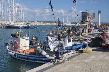 İtalya, Sicilya, Marina di Ragusa (Ragusa Eyaleti); 10 Kasım 2019, limanda Sicilya ahşap balıkçı tekneleri - Editör