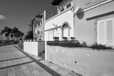 İtalya, Sicilya, Akdeniz, Marina di Ragusa (Ragusa Eyaleti), deniz kenarındaki eski bir evin cephesi. 