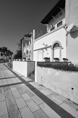 İtalya, Sicilya, Akdeniz, Marina di Ragusa (Ragusa Eyaleti), deniz kenarındaki eski bir evin cephesi. 