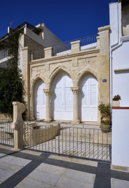 İtalya, Sicilya, Akdeniz, Marina di Ragusa (Ragusa Eyaleti), deniz kenarındaki eski bir evin cephesi. 