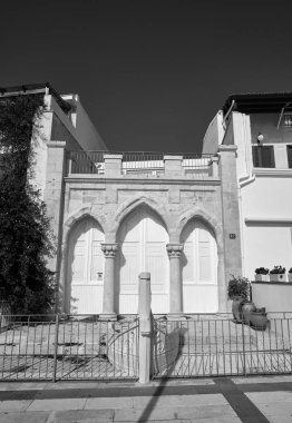 İtalya, Sicilya, Akdeniz, Marina di Ragusa (Ragusa Eyaleti), deniz kenarındaki eski bir evin cephesi. 