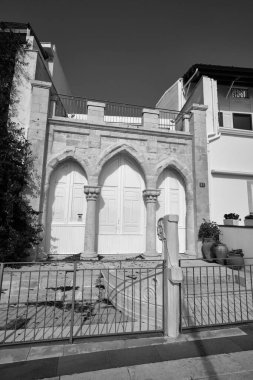 İtalya, Sicilya, Akdeniz, Marina di Ragusa (Ragusa Eyaleti), deniz kenarındaki eski bir evin cephesi. 