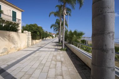 İtalya, Sicilya, Akdeniz, Marina di Ragusa (Ragusa Eyaleti), palmiye ağaçlı deniz manzarası