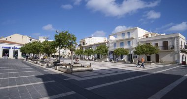 İtalya, Sicilya, Akdeniz, Marina di Ragusa (Ragusa Eyaleti); 13 Kasım 2019, şehrin merkez meydanındaki insanlar - Editör