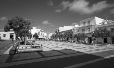 İtalya, Sicilya, Akdeniz, Marina di Ragusa (Ragusa Eyaleti); 13 Kasım 2019, şehrin merkez meydanındaki insanlar - Editör