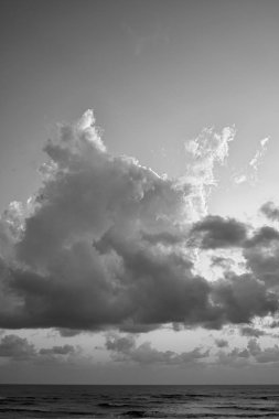 İtalya, Sicilya, Akdeniz, gün batımında gökyüzünde bulutlar