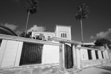 İtalya, Sicilya, Akdeniz, Marina di Ragusa (Ragusa Eyaleti), deniz kenarında eski bir Liberty evinin cephesi. 