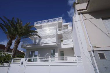 İtalya, Sicilya, Akdeniz, Marina di Ragusa (Ragusa Eyaleti), deniz kenarında özel bir evin ön cephesi. 