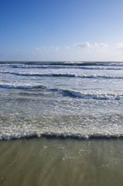 İtalya, Sicilya, Marina di Ragusa (Ragusa Eyaleti), kışın sert Akdeniz