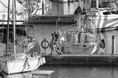 İtalya, Sicilya, Akdeniz, Marina di Ragusa (Ragusa Eyaleti); 20 Kasım 2019, limandaki halk ve yelkenli tekneleri - Editör