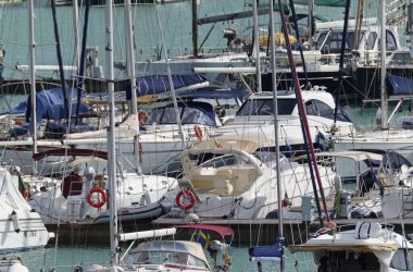 İtalya, Sicilya, Akdeniz, Marina di Ragusa (Ragusa Eyaleti); 24 Kasım 2019, limanda lüks yatlar