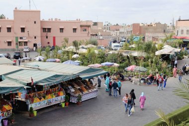 Fas, Marakeş, 19 Kasım 2019, Jemaa El Fna Meydanı 'ndaki insanlar
