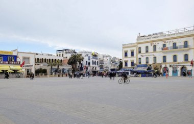 Fas, Essaouira, 19 Kasım 2019, şehrin merkez meydanındaki insanlar