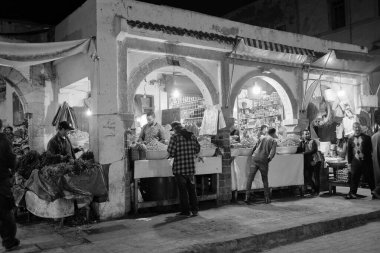 Fas, Essaouira, 19 Kasım 2019, insanlar şehrin merkezindeki Souk Market 'ten yemek satın alıyor.