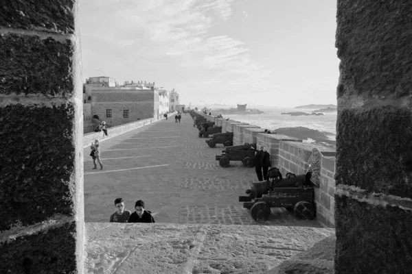 Marruecos Essaouira Noviembre 2019 Personas Las Murallas Ciudad Con Cañones —  Fotos de Stock